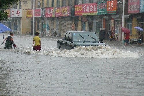 7月5日,滄州市維明路部分路段積水嚴(yán)重。 河北省氣象臺繼4日17時(shí)發(fā)布今年入汛以來第一個暴雨預(yù)報(bào)后,5日早上再次發(fā)布暴雨預(yù)報(bào),并于當(dāng)日6時(shí)50分發(fā)布暴雨黃色預(yù)警信號。河北省滄州市5日出現(xiàn)強(qiáng)降雨。 新華社發(fā)(傅新春 攝)