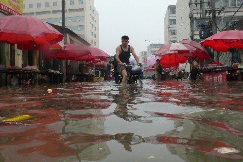 7月5日,滄州市維明路部分路段積水嚴(yán)重。 河北省氣象臺繼4日17時(shí)發(fā)布今年入汛以來第一個暴雨預(yù)報(bào)后,5日早上再次發(fā)布暴雨預(yù)報(bào),并于當(dāng)日6時(shí)50分發(fā)布暴雨黃色預(yù)警信號。河北省滄州市5日出現(xiàn)強(qiáng)降雨。 新華社發(fā)(傅新春 攝)