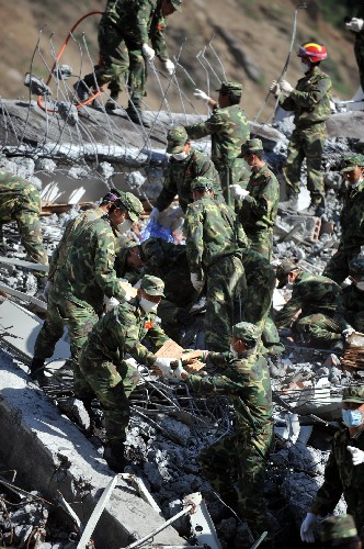 7月5日,成都軍區(qū)駐滇某部官兵在北川縣檔案館廢墟中搶救檔案。當(dāng)日,正在對北川縣檔案資料進(jìn)行搶救性挖掘的成都軍區(qū)駐滇某部官兵又成功搶救出兩百余袋珍貴檔案,其中包括百余張描繪北川不同時期地貌的地圖。北川縣檔案館在震前整個庫存是85萬多件,其中國家重點檔案8801件?,F(xiàn)場指揮檔案搶救的趙玄介紹,如果進(jìn)展順利,所有檔案有望于今晚挖掘完畢。 新華社記者 聶建江 攝