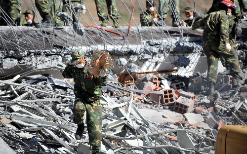 7月5日,成都軍區(qū)駐滇某部官兵在北川縣檔案館廢墟中搶救檔案。當(dāng)日,正在對北川縣檔案資料進(jìn)行搶救性挖掘的成都軍區(qū)駐滇某部官兵又成功搶救出兩百余袋珍貴檔案,其中包括百余張描繪北川不同時期地貌的地圖。北川縣檔案館在震前整個庫存是85萬多件,其中國家重點檔案8801件。現(xiàn)場指揮檔案搶救的趙玄介紹,如果進(jìn)展順利,所有檔案有望于今晚挖掘完畢。 新華社記者 聶建江 攝