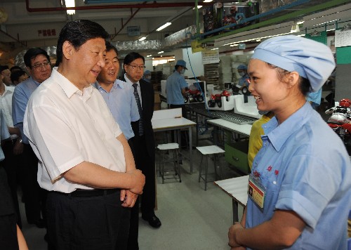7月4日至5日,中共中央政治局常委、中央書記處書記、國家副主席習近平在廣東考察工作。這是7月5日,習近平在威明實業(yè)有限公司考察。 新華社記者 黃敬文 攝