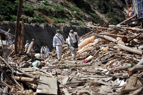 7月5日,防化兵在北川縣城的廢墟上噴灑消毒液。成都軍區(qū)駐滇某部防化團(tuán)自5月18日開始對(duì)北川縣城地震廢墟進(jìn)行防疫處理,堅(jiān)持每天噴灑消毒液5至6小時(shí),以確保災(zāi)后無大疫。 新華社記者 聶建江 攝