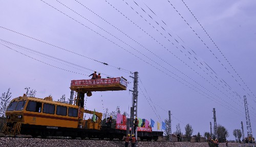 7月7日,中鐵電氣化局一公司的施工隊伍在架設(shè)電氣化列車輸電線路。當日,我國北方運煤通道大包電氣化鐵路全面開展接觸網(wǎng)架設(shè)施工,標志著這一重要工程進入最后關(guān)鍵階段。大包電氣化鐵路為內(nèi)蒙古首條國有電氣化鐵路,起始于山西大同市,終至內(nèi)蒙古包頭市,全長450公里,是西北、華北、東北地區(qū)客貨運輸?shù)闹匾獦屑~。 新華社記者 李欣 攝