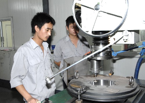 7月5日,都江堰寧江機(jī)床集團(tuán)普什寧江公司工人在車間進(jìn)行生產(chǎn)。 工農(nóng)業(yè)是四川災(zāi)區(qū)重建和恢復(fù)生產(chǎn)的關(guān)鍵,記者了解到,四川地震災(zāi)區(qū)成都、德陽等6個重災(zāi)市(州)工業(yè)損失占全省的96.5%,目前規(guī)模以上受災(zāi)工業(yè)企業(yè)恢復(fù)生產(chǎn)八成多。作為四川外銷和反季節(jié)蔬菜基地的地震災(zāi)區(qū),目前完成糧食作物改種補(bǔ)種面積71.3萬畝。 新華社記者章磊攝