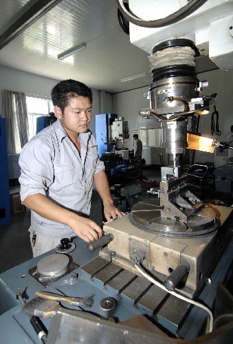 7月5日,都江堰寧江機(jī)床集團(tuán)普什寧江公司工人在車間進(jìn)行生產(chǎn)。新華社記者章磊攝