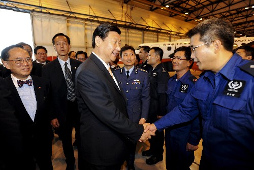 7月8日,國家副主席習近平由香港特別行政區(qū)行政長官曾蔭權(quán)陪同,在香港特別行政區(qū)政府飛行服務隊總部,親切會見香港特別行政區(qū)政府派往四川參加抗震救災工作的飛行服務隊、救援隊、防疫隊和醫(yī)療隊成員。 新華社記者黃敬文攝