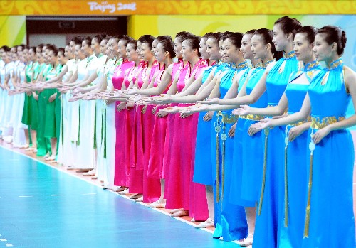 7月20日,志愿者們?cè)谶M(jìn)行北京奧運(yùn)會(huì)、殘奧會(huì)頒獎(jiǎng)儀式服裝展示。新華社記者 徐家軍 攝