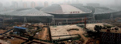 歷時(shí)兩年多建設(shè)、改擴(kuò)建后的新北京南站將于8月1日開通運(yùn)營。新落成的北京南站將容納包括京滬高鐵、京津城際列車在內(nèi)的24條到發(fā)線。圖為新北京南站(7月28日攝)。 新華社記者 公磊 攝