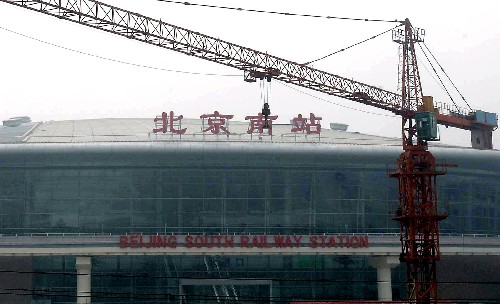 歷時(shí)兩年多建設(shè)、改擴(kuò)建后的新北京南站將于8月1日開通運(yùn)營。新落成的北京南站將容納包括京滬高鐵、京津城際列車在內(nèi)的24條到發(fā)線。圖為新北京南站(7月28日攝)。 新華社記者 公磊 攝
