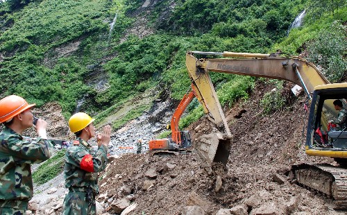 7月28日,武警交通第二支隊(duì)搶險(xiǎn)人員在搶修公路。中尼公路7月25日凌晨發(fā)生自1965年建成通車以來最大的一次山體滑坡,此后的幾天連續(xù)下雨,泥石流頻發(fā),造成山體垮塌,面積達(dá)300米長(zhǎng)、200多米寬,塌方34萬立方米。負(fù)責(zé)搶通任務(wù)的武警交通第二支隊(duì)官兵克服連續(xù)強(qiáng)降雨、泥石流不斷且作業(yè)面狹窄等困難,奮力搶修道路的同時(shí)在山腰開辟臨時(shí)行人通道,確保生活物資的運(yùn)送。 新華社記者 張澤偉 攝