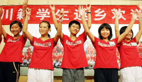 7月28日,川籍學(xué)生們用自編的歌舞向天津中學(xué)師生致謝。 當日,天津中學(xué)接收的整建制202名川籍學(xué)生結(jié)束了兩個多月的在津?qū)W習(xí)生活啟程返鄉(xiāng)。學(xué)生們用自編的歌舞,親手制作的花束感謝天津人民在危難時刻伸出援手,感謝天津中學(xué)師生的深情厚意。 新華社發(fā)(李想 攝)