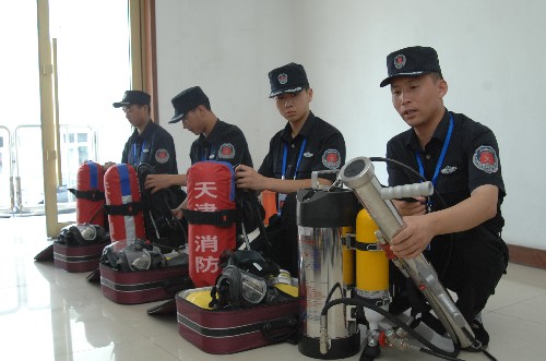 7月28日,已進駐天津市奧運會指定接待賓館的消防官兵做好準備確保奧運期間安全。 作為2008北京奧運會協(xié)辦城市,天津市做好各方面服務準備工作,迎接奧運會的召開。 新華社發(fā)(張穎 攝)