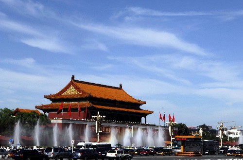 這是8月15日拍攝的北京天安門城樓。8月前15天,北京空氣質(zhì)量全部達(dá)標(biāo),其中6天為一級“優(yōu)”,9天為二級“良”。16日又迎來一個晴好天氣。 新華社記者 張善臣 攝