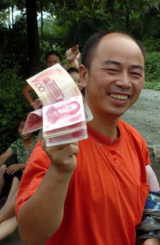 8月19日,什邡市龍居鎮(zhèn)中和村一位村民領(lǐng)到政府發(fā)放的自建過渡房補(bǔ)助款。新華社記者 苑堅(jiān)攝