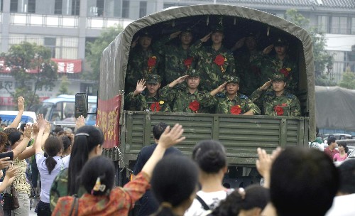 8月21日,都江堰人民揮手送別成都軍區(qū)空軍抗震救災部隊。當日,駐扎在都江堰的成都軍區(qū)空軍抗震救災部隊圓滿完成抗震救災任務,正式回撤。數(shù)百名當?shù)厝罕娒坝昵巴蛣e。 新華社記者 海明威攝