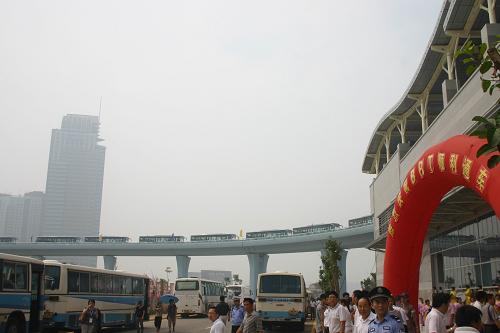 8月31日,多輛公交車正通過高架橋駛往廈門市快速公交1號線起點(diǎn)站第一碼頭站。當(dāng)日,廈門市快速公交系統(tǒng)正式開通,廈門市區(qū)交通擁堵問題將大為緩解。廈門市快速公交系統(tǒng)通過在鬧市區(qū)建設(shè)高架橋,實(shí)現(xiàn)了快速公交的專有路權(quán),全程不設(shè)紅綠燈,從而保障了快速公交車的暢行和準(zhǔn)點(diǎn)。據(jù)悉,這是目前國內(nèi)首個采取高架橋模式的快速公交系統(tǒng),走出了一條有別于地面專用公交車道和地鐵、輕軌、符合中等城市實(shí)際的公交之“道”。 新華社記者 項(xiàng)開來 攝