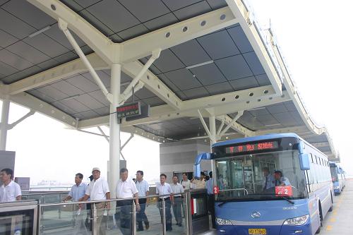 8月31日,一輛公交車在廈門市快速公交1號線起點(diǎn)站第一碼頭站??俊P氯A社記者 項(xiàng)開來 攝
