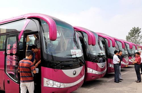9月10日,停放在全椒汽車(chē)站的嶄新的客車(chē)整裝待發(fā)。當(dāng)日,安徽省滁州市全椒縣開(kāi)始在全椒縣城至古河鎮(zhèn)路段實(shí)行客運(yùn)班線公交化試運(yùn)行,每15分鐘對(duì)開(kāi)一班車(chē),為當(dāng)?shù)厝罕娞峁┮粋€(gè)快捷、安全的出行環(huán)境。新華社發(fā)(王家國(guó) 攝)