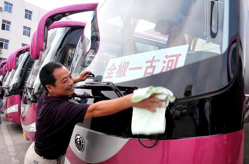 9月10日,在全椒汽車(chē)站,一名駕駛員在擦拭車(chē)輛。新華社發(fā)(王家國(guó) 攝)
