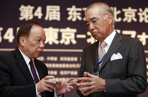 9月15日,在日本首都東京舉行的第四屆“北京-東京論壇”開幕前晚宴上,《中國日?qǐng)?bào)》前總編輯朱英璜(左)與日本新一屆中日友好21世紀(jì)委員會(huì)日方首席委員、論壇日方組委會(huì)主席小林陽太郎交談。新華社記者 任正來 攝