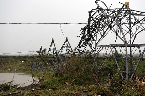9月24日,通往廣東陽江海陵島唯一一條公路旁的輸電鐵塔被毀。當日早晨6時,受臺風影響,省道S277線陽江海陵大堤兩邊海水直接沖擊公路路基邊坡,造成多處路基被沖毀,海陵大堤7處共約400米被沖斷,導致海陵島與陽江陸地的交通中斷。廣東省交通廳已緊急撥款150萬元投入搶修。新華社記者 陳先鋒 攝