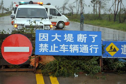 9月24日,通往廣東陽江海陵島唯一一條公路受阻。新華社記者 陳先鋒 攝