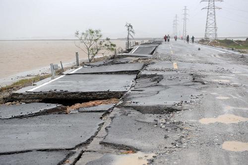 9月24日,通往廣東陽江海陵島唯一一條公路的路面被毀。新華社記者 陳先鋒 攝