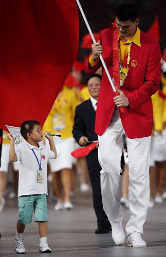 這是8月8日,中國(guó)代表團(tuán)旗手姚明和九歲半的抗震救災(zāi)小英雄林浩一起入場(chǎng)。當(dāng)晚8時(shí),第29屆夏季奧林匹克運(yùn)動(dòng)會(huì)在國(guó)家體育場(chǎng)——“鳥巢”隆重開幕。 新華社發(fā)