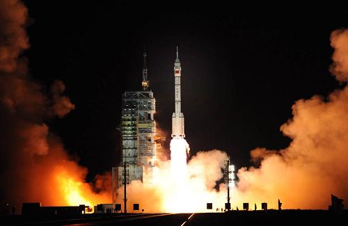 這是9月25日21時(shí)10分,長(zhǎng)征二號(hào)F型運(yùn)載火箭點(diǎn)火,神舟七號(hào)飛船在酒泉衛(wèi)星發(fā)射中心升空。新華社發(fā)