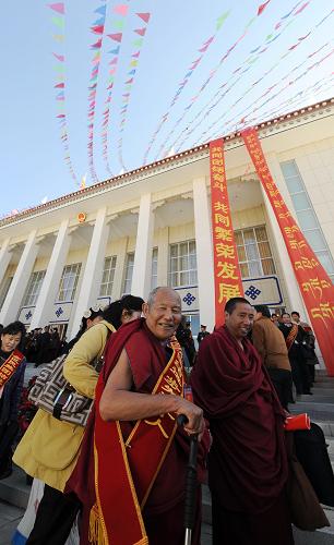 10月24日,拉薩色拉寺僧人洛桑群培等參加西藏自治區(qū)第五次民族團結(jié)進步表彰大會。當日,西藏自治區(qū)第五次民族團結(jié)進步表彰大會在拉薩舉行,來自拉薩市城關(guān)區(qū)扎細辦事處扎細社區(qū)居委會等155個單位及次仁達吉等237名個人分別被自治區(qū)黨委、政府授予“民族團結(jié)進步先進集體”和“民族團結(jié)進步先進個人”稱號。新華社記者 格桑達瓦 攝