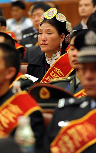 10月24日,西藏芒康縣納西族農(nóng)民次仁擁宗參加西藏自治區(qū)第五次民族團結(jié)進步表彰大會。新華社記者 格桑達瓦 攝