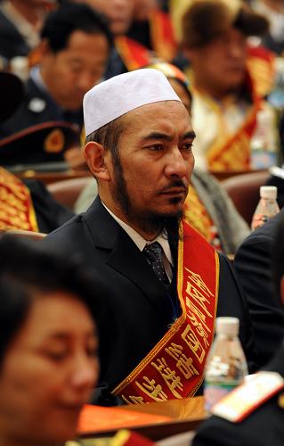 10月24日,獲得“民族團結(jié)進步先進個人”稱號的拉薩清真大寺阿訇亞古在表彰大會上。新華社記者 格桑達瓦 攝