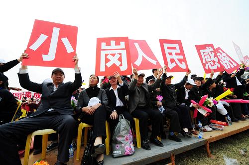 10月24日,觀眾在觀看演出。當(dāng)日,由安徽省委宣傳部、安徽廣播電影電視局、安徽省文化廳共同組織的“江淮情”藝術(shù)團(tuán)來(lái)到安徽鳳陽(yáng),為這里的觀眾獻(xiàn)上了一臺(tái)精彩的文藝演出,以紀(jì)念改革開放30周年。安徽鳳陽(yáng)小崗村是中國(guó)農(nóng)村改革的發(fā)源地。新華社記者 陳曄華 攝
