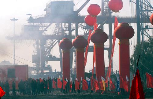 11月12日拍攝的武漢新港陽(yáng)邏集裝箱二期工程奠基儀式現(xiàn)場(chǎng)。 新華社發(fā)