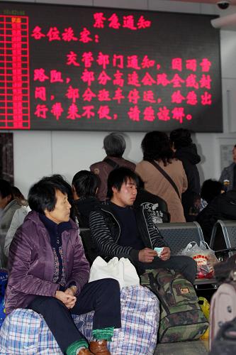11月14日,哈爾濱道外公路客運(yùn)站的大屏幕發(fā)布部分線路停運(yùn)的“緊急通知”。當(dāng)日,雨雪和路面結(jié)冰導(dǎo)致哈爾濱市部分高速公路封閉,公路客運(yùn)站發(fā)往各地的客車部分停運(yùn)。新華社發(fā)