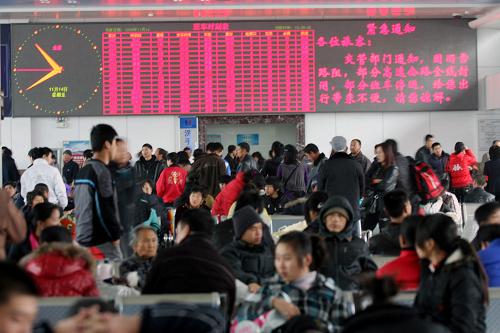 11月14日,哈爾濱道外公路客運(yùn)站的大屏幕發(fā)布部分線路停運(yùn)的“緊急通知”。當(dāng)日,雨雪和路面結(jié)冰導(dǎo)致哈爾濱市部分高速公路封閉,公路客運(yùn)站發(fā)往各地的客車部分停運(yùn)。新華社發(fā)