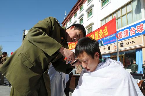 11月23日,駐藏某部在拉薩街頭為群眾義務理發(fā)。新華社記者 胡星 攝