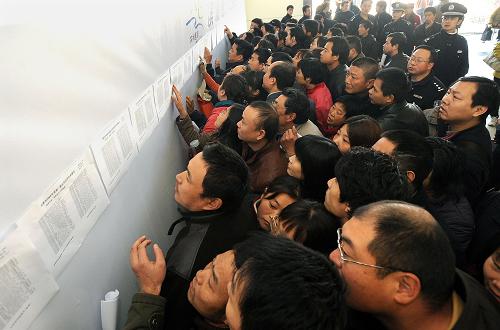 12月1日,合肥濱湖惠園經(jīng)濟(jì)適用房搖號現(xiàn)場人頭攢動。當(dāng)日,合肥市最大的經(jīng)濟(jì)適用房小區(qū)濱湖惠園2004套經(jīng)濟(jì)適用房申購資格采取搖號方式產(chǎn)生。據(jù)悉,濱湖惠園小區(qū)首期建住宅2450套,其中經(jīng)濟(jì)適用房2004套,廉租房446套,預(yù)計2009年交付使用。新華社發(fā)