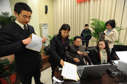 12月1日,工作人員在合肥濱湖惠園經(jīng)濟(jì)適用房搖號現(xiàn)場用計算機(jī)搖號。新華社發(fā)