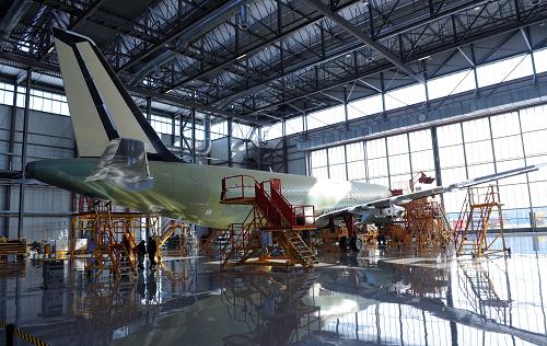 12月22日,第一架空客A320飛機(jī)已進(jìn)入內(nèi)部裝飾階段??湛停ㄌ旖颍┛傃b線自2008年9月28日正式投產(chǎn)以來,目前已有4架空客A320系列飛機(jī)在總裝線上同時(shí)總裝,第一架空客A320飛機(jī)已進(jìn)入內(nèi)裝飾階段,預(yù)計(jì)2009年年初進(jìn)入最后的噴漆工序。新華社記者 劉海峰 攝