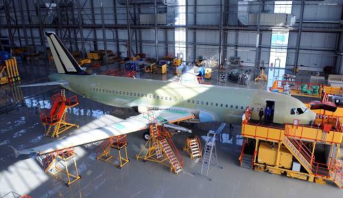 12月22日,第一架空客A320飛機(jī)已進(jìn)入內(nèi)部裝飾階段。空客(天津)總裝線自2008年9月28日正式投產(chǎn)以來,目前已有4架空客A320系列飛機(jī)在總裝線上同時(shí)總裝,第一架空客A320飛機(jī)已進(jìn)入內(nèi)裝飾階段,預(yù)計(jì)2009年年初進(jìn)入最后的噴漆工序。新華社記者 劉海峰 攝
