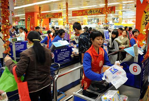 1月3日,廣州一家大型超市的收銀員在忙碌地工作。統(tǒng)計(jì)數(shù)據(jù)顯示,僅元旦假期第一天,廣州百貨、天河城百貨等廣州市七大主流百貨銷售額突破1億元,讓“寒流”中的廣州零售業(yè)真正地“火了一把”。新華社記者 劉大偉 攝