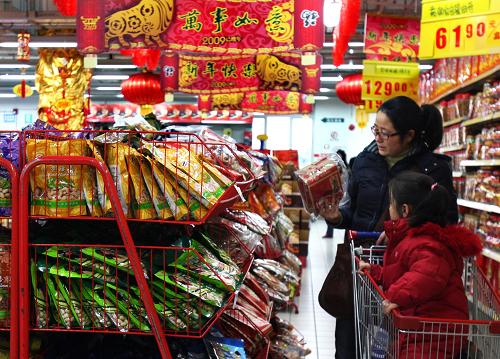 1月3日,顧客在上海一家超市內(nèi)選購食品。元旦假期,新年的喜慶氣氛點(diǎn)燃了申城市民的購物激情,各大商場(chǎng)和超市的食品、禮品及服裝等呈現(xiàn)購銷兩旺的態(tài)勢(shì)。新華社記者 劉穎 攝