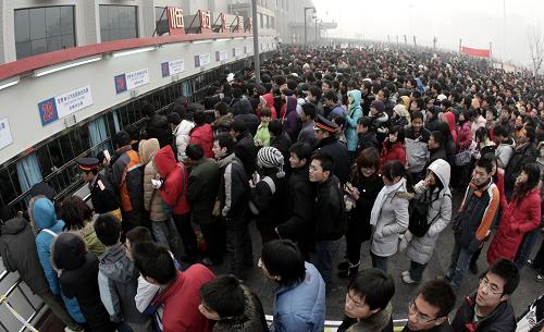 旅客在石家莊火車站排隊買票(1月6日攝)。記者從石家莊火車站獲悉,根據(jù)目前售票的情況分析,石家莊火車站將在1月10日出現(xiàn)客流小高峰,預(yù)計發(fā)送旅客將達(dá)到5.6萬人。春運期間,石家莊站預(yù)計發(fā)送旅客173萬人左右,總辦理旅客363萬人左右。新華社記者 楊世堯 攝