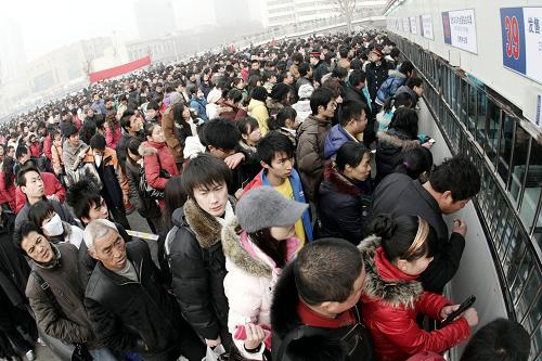 旅客在石家莊火車站排隊買票(1月6日攝)。記者從石家莊火車站獲悉,根據(jù)目前售票的情況分析,石家莊火車站將在1月10日出現(xiàn)客流小高峰,預(yù)計發(fā)送旅客將達(dá)到5.6萬人。春運期間,石家莊站預(yù)計發(fā)送旅客173萬人左右,總辦理旅客363萬人左右。新華社記者 楊世堯 攝