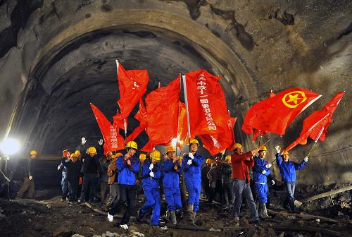1月10日,中鐵十一局集團(tuán)建設(shè)者歡慶宜萬(wàn)鐵路馬鹿箐隧道雙線貫通。 當(dāng)日,經(jīng)過(guò)4年奮戰(zhàn),世界鐵路建設(shè)史上瞬間突涌水量最大的隧道——宜萬(wàn)鐵路馬鹿箐隧道雙線貫通。新華社發(fā)