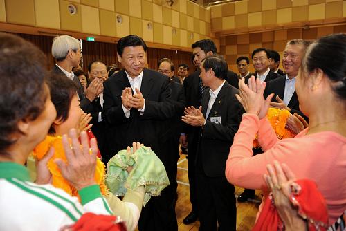 1月10日,國(guó)家副主席習(xí)近平來(lái)到澳門最大的基層社團(tuán)——澳門街坊總會(huì)考察。這是習(xí)近平觀看完街坊們表演后鼓勵(lì)演出人員。新華社記者 馬占成 攝
