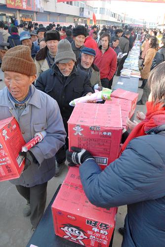 1月13日,五保老人領(lǐng)取淮南市民政部門發(fā)放的慰問品。當(dāng)日,安徽淮南舉行文化、科技、衛(wèi)生“三下鄉(xiāng)”活動,在新春佳節(jié)來臨之際將知識和健康送到農(nóng)民家門口,受到農(nóng)民群眾歡迎。新華社發(fā)(陳彬 攝)