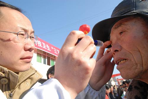 1月13日,安徽淮南市第一人民醫(yī)院的眼科專家為曹庵鎮(zhèn)農(nóng)民義診。新華社發(fā)(陳彬 攝)