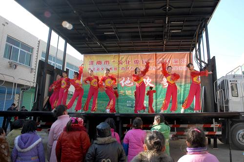 1月13日,淮南市歌舞團(tuán)演員在流動舞臺車上為群眾表演舞蹈。新華社發(fā)(陳彬 攝)